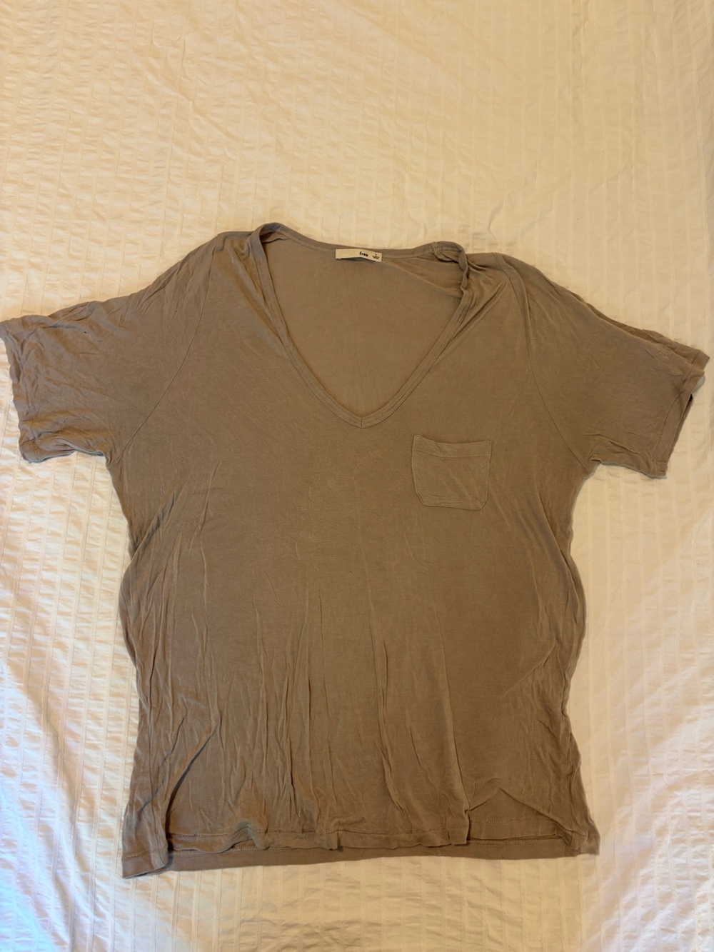Wilfred V-Neck Pocket Tee in Taupe